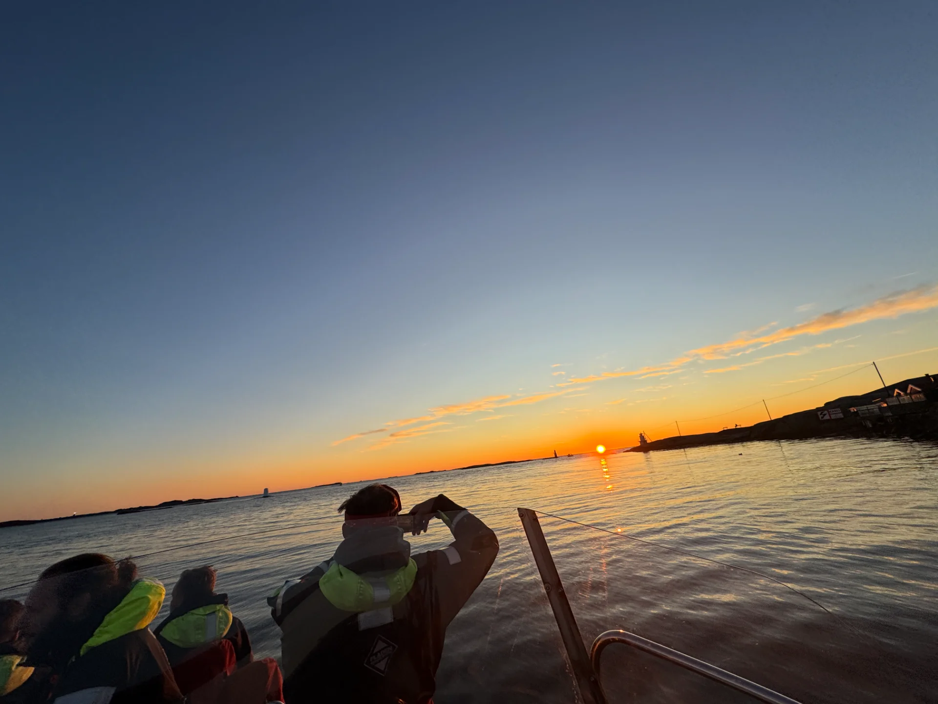 Ribtours i Göteborgs skärgård med solnedgång middag samt teambuilding