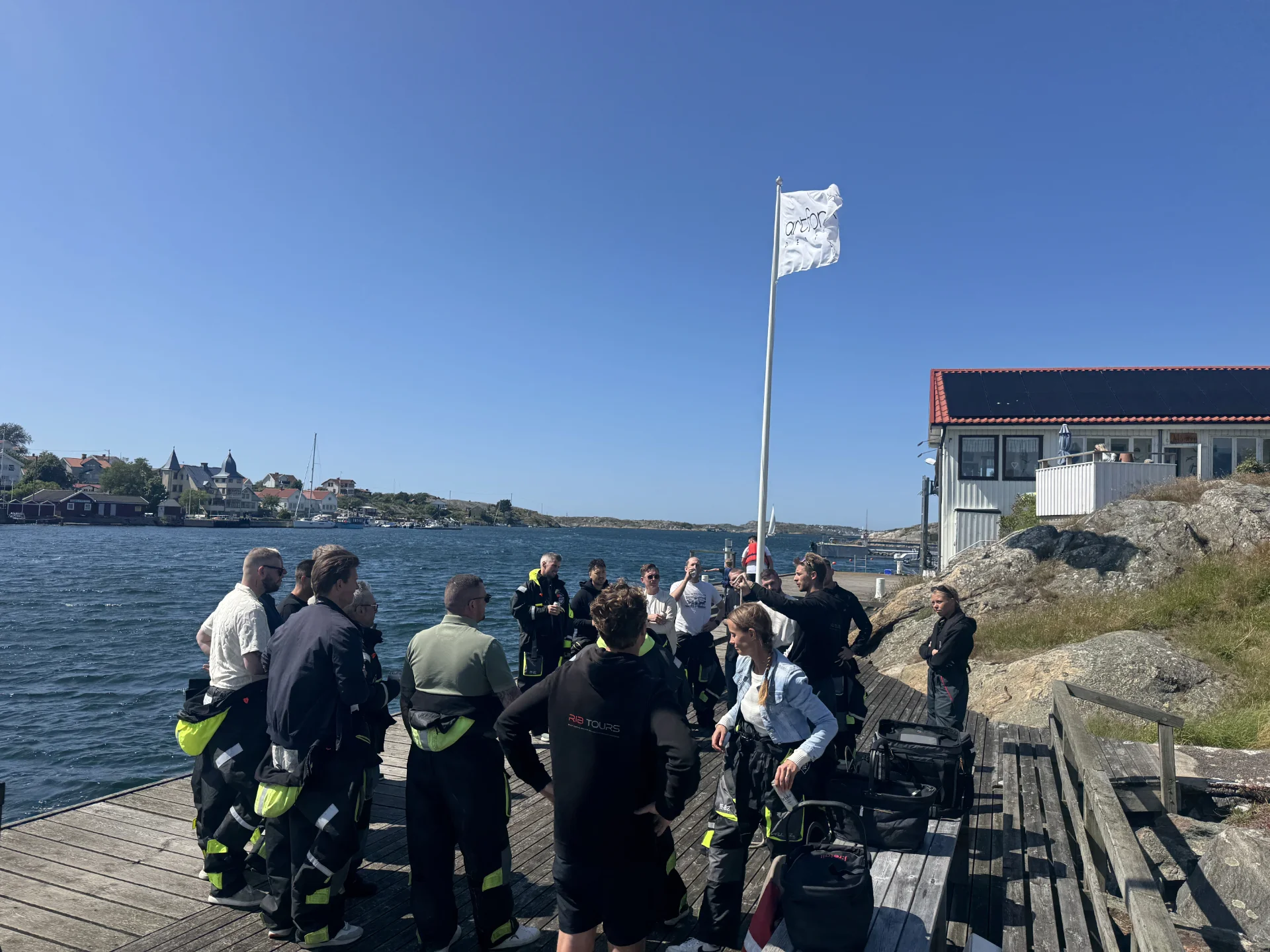 Ett gäng gäster som kör tre kamp på kajen bredvid havet, en upplevlse givet av RIBTOURS sweden AB