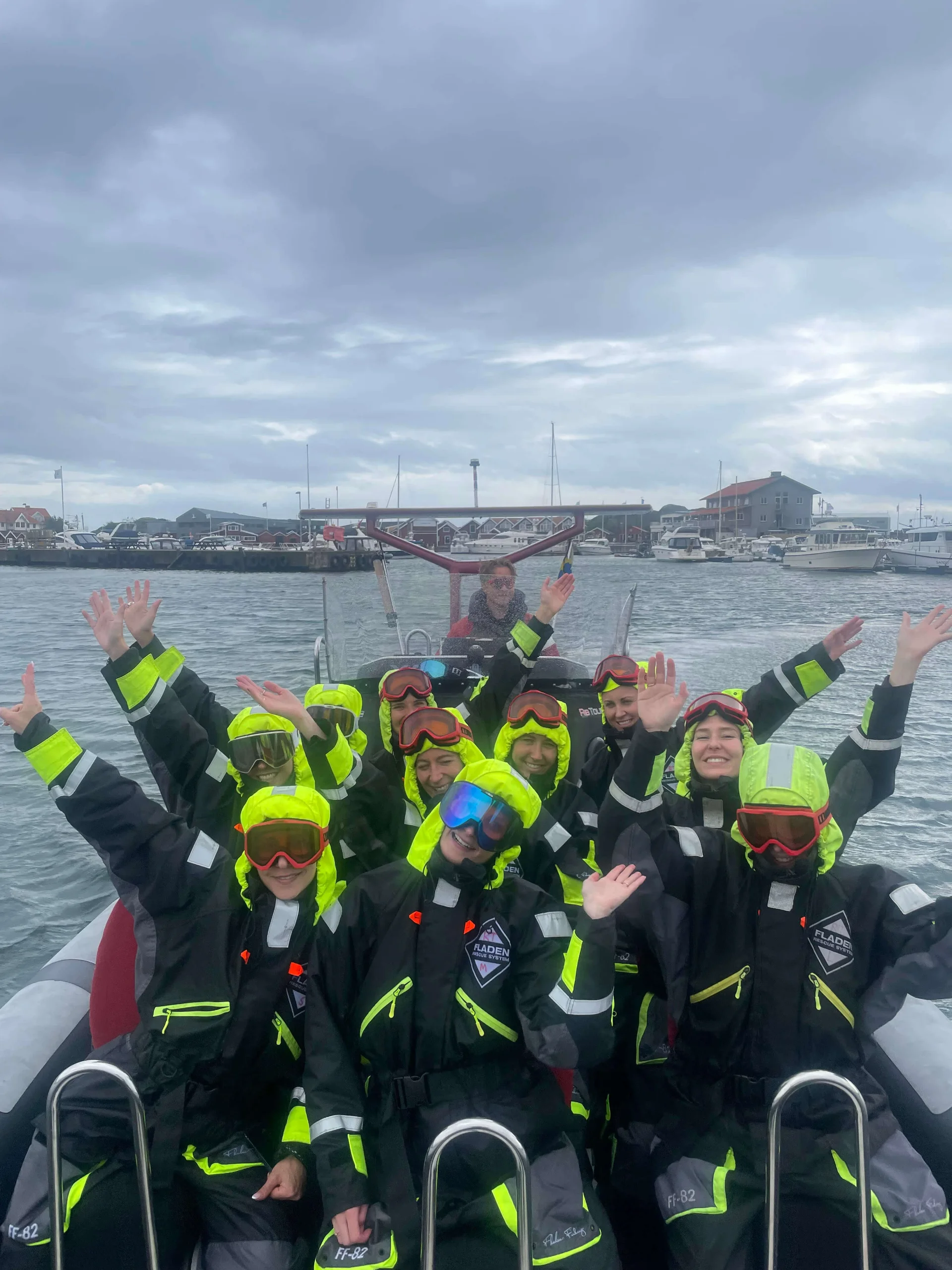 Glatt gäng som firar möhippa, sitter i en ribbåt. Upplevelse givet av RIBTOURS Sweden AB