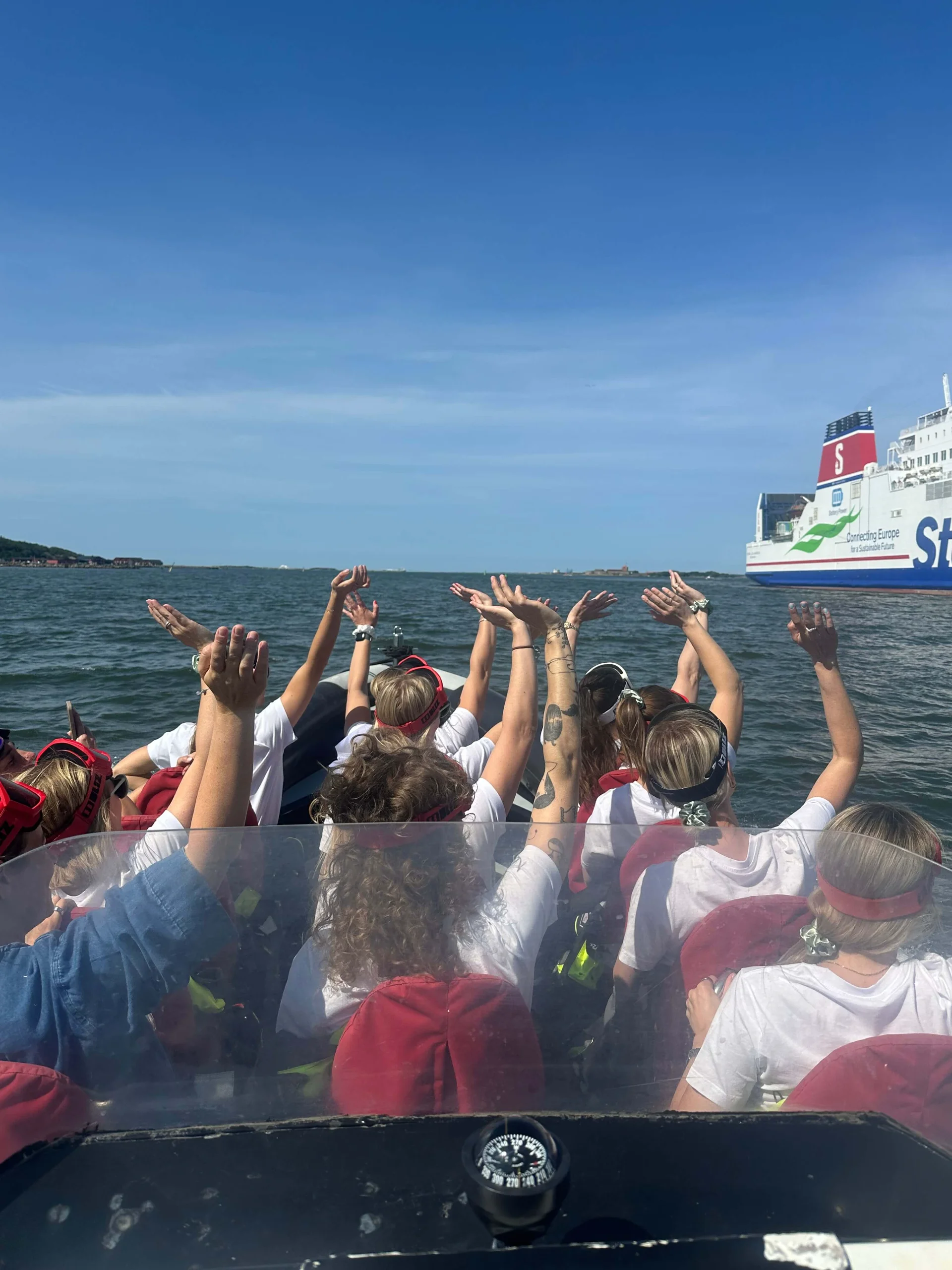 GlattMöhippa gäng som hejar på en Stenaline fartyg, medans dem sitter i en ribbåt i upplevelse med RIBTOURS Sweden AB